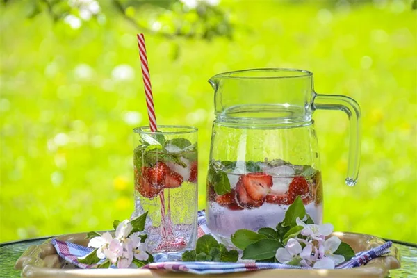 枯れ枝や落ち葉をそのままに！冬の庭でできる「蜂のホテル」の作り方